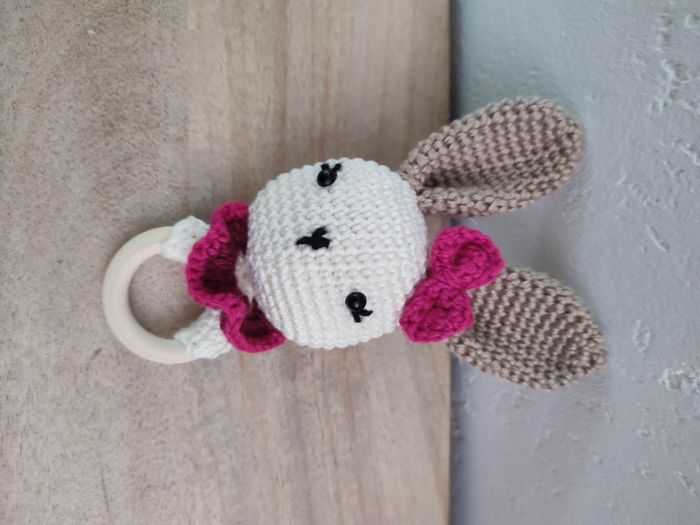 Hochet Lapin en coton anneau en bois