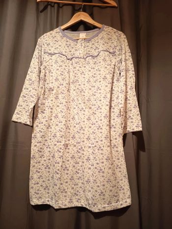 Chemise de nuit coton . Marque voir étiquette. Manches longues.