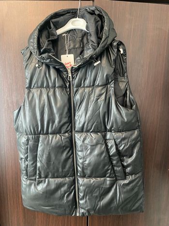 Doudoune sans manche en similicuir noir Jennyfer