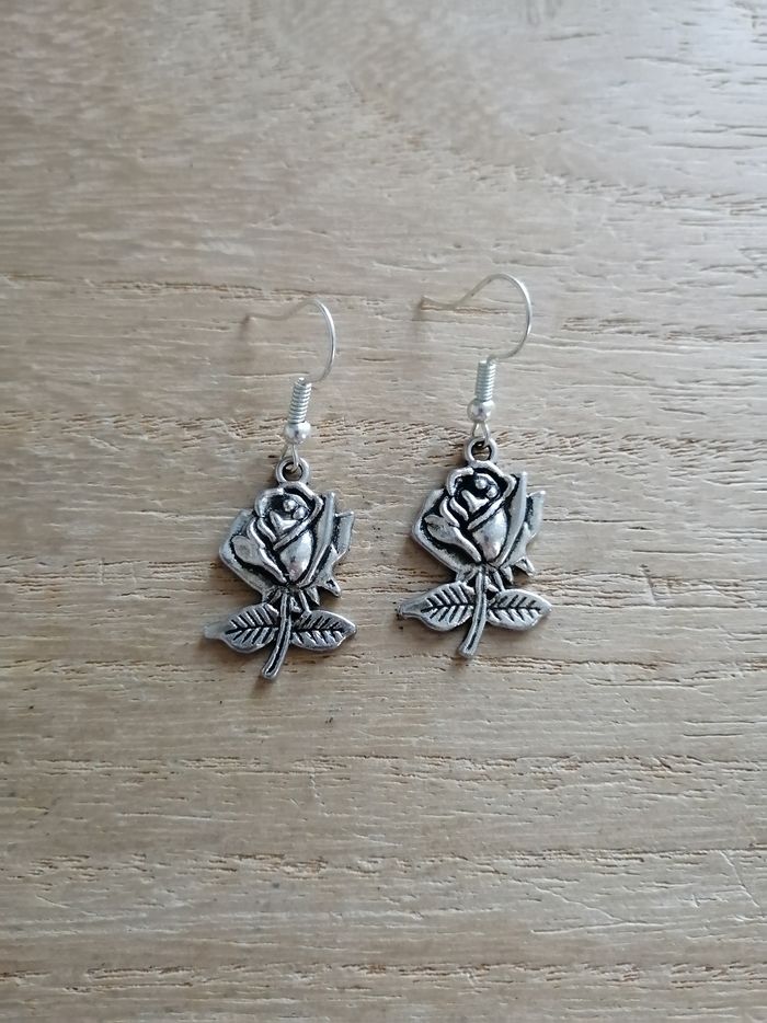 Boucles d'oreilles argentées fleur neuves - photo numéro 2