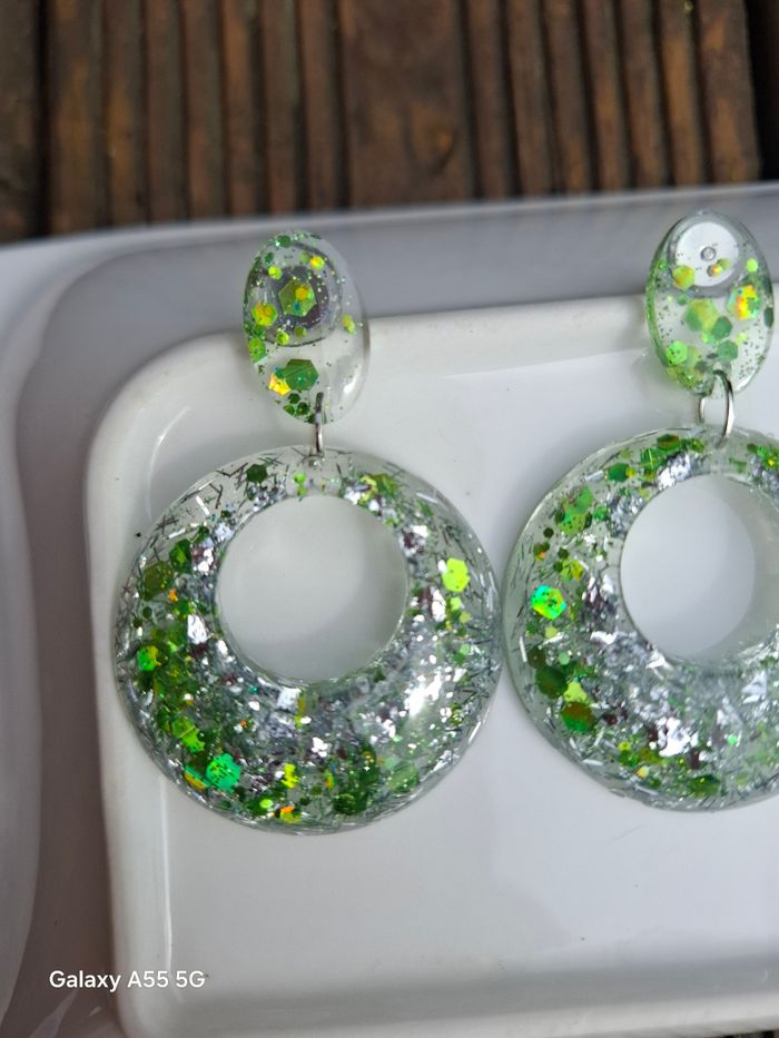 🌿 Éclat nature – Boucles d’oreilles vertes scintillantes en résine - photo numéro 5