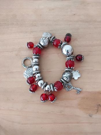 Bracelet à breloques argent et rouge