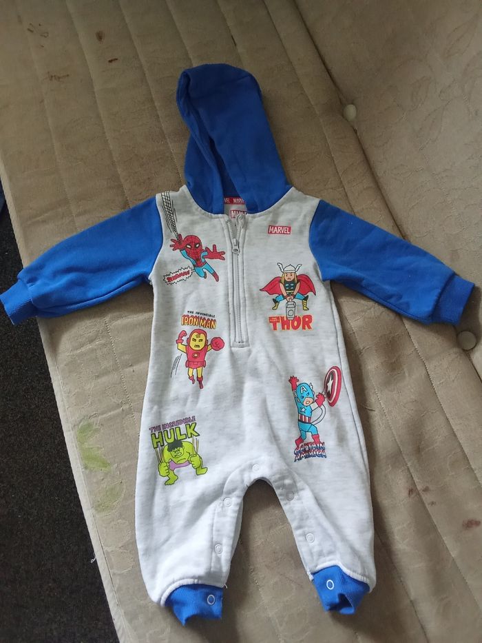 Combinaison bébé 6-9 mois. - photo numéro 1