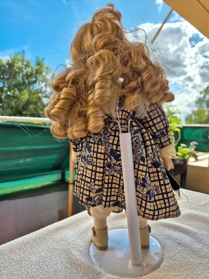 Poupée en porcelaine - photo numéro 2