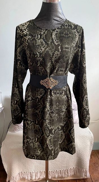 Très jolie robe droite imprimé pitón.