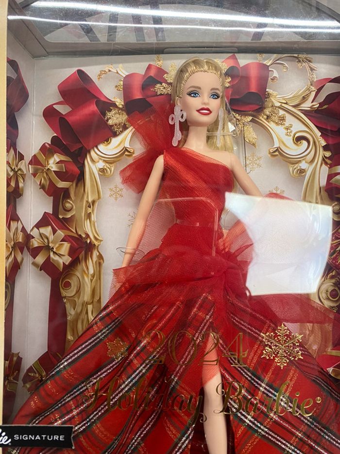 Barbie Signature, 2024 Holiday Blonde Fashion Doll Portant Une Robe - photo numéro 2
