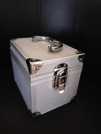 coffret beauté à étage 18 cm X 14 cm sans clé - vendu en état