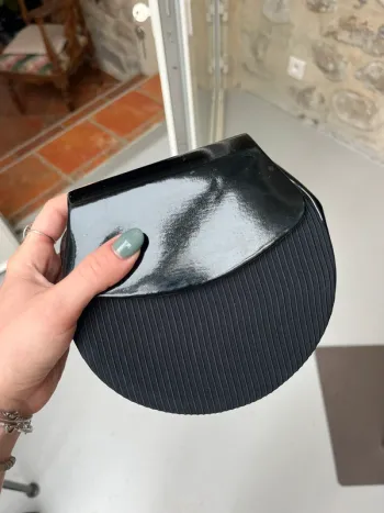 Giovanni - Petit sac arrondi besace bandoulière vintage noir côtelé brillant