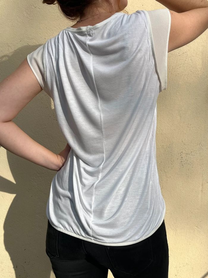 T-shirt fluide et cintré blanc asymétrique avec motif 2 femmes - photo numéro 3