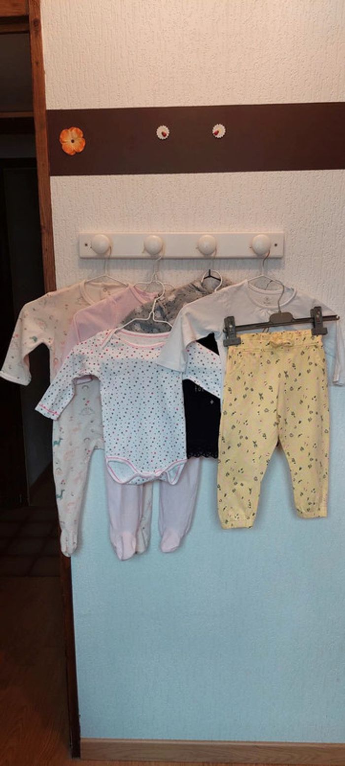 Joli lot bébé fille 18 m Grain de blé Kiabi grenouillères body gilet pantalon très bon état