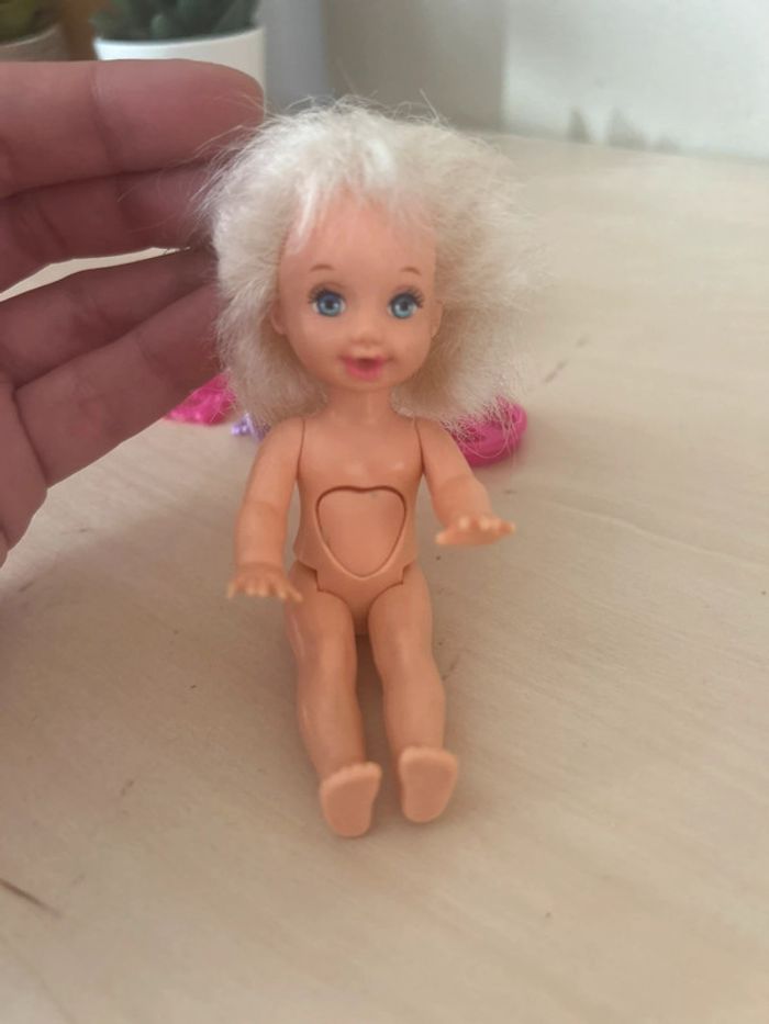 Barbie 🩰 shelly fait pipi + pot et accessoires - photo numéro 3