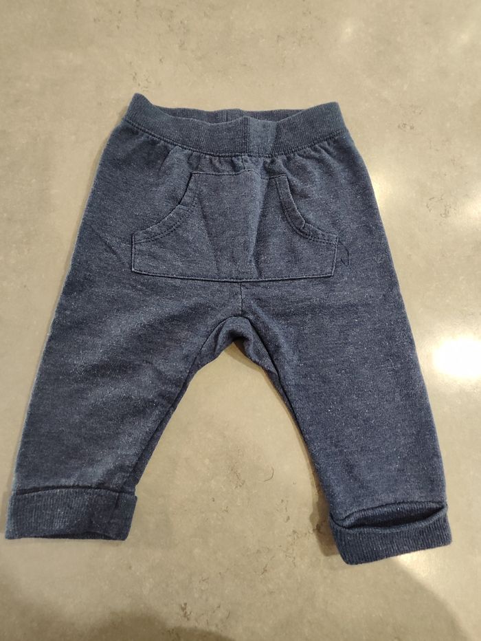 Lot de vêtements bébé garçon t-shirt, gilet et pantalons– Taille 12 mois - photo numéro 8