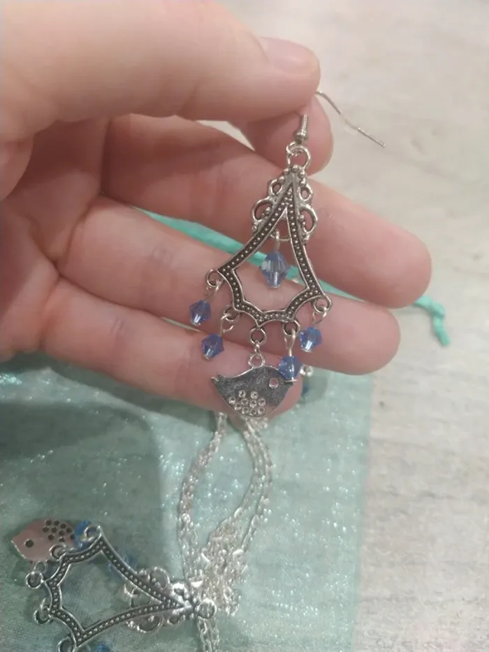 Boucle d'oreille et collier argenté et bleu - photo numéro 6