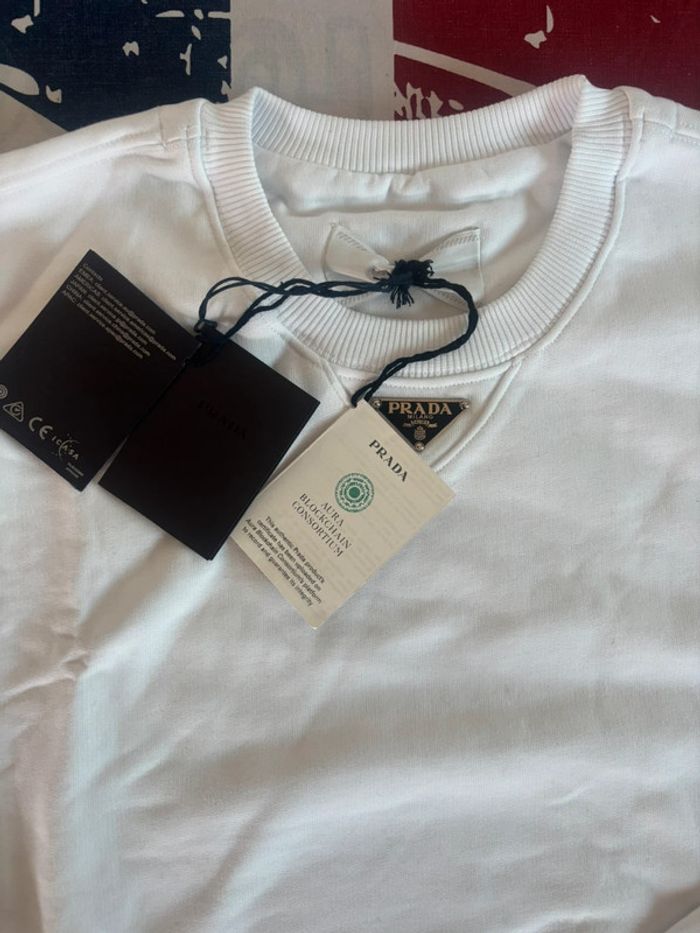 Sweat Prada blanc logo triangle en métal en dessous du col - photo numéro 5