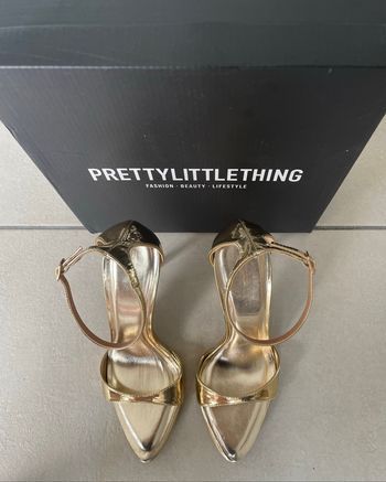 Sandales à talons dorées PrettyLittleThing