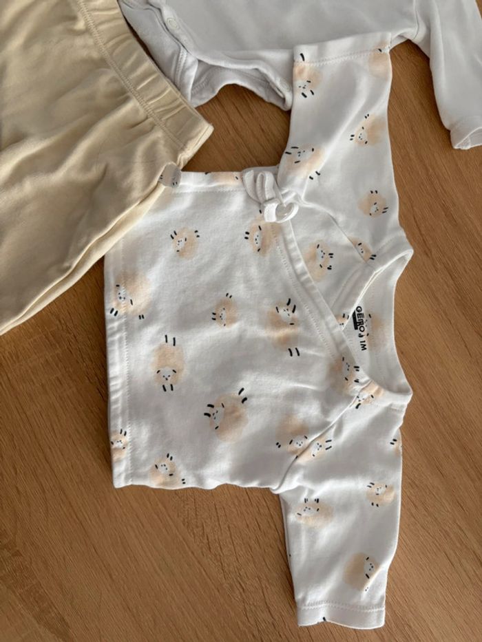 Ensemble bébé Taille 1 mois Gémo avec body, bonnet, pantalon à pied et cache cœur - photo numéro 3
