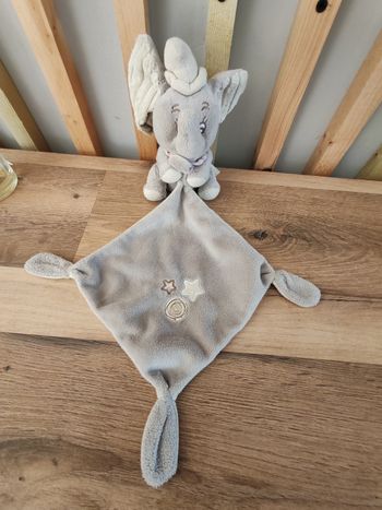 Elephant Dumbo Disney gris et beige