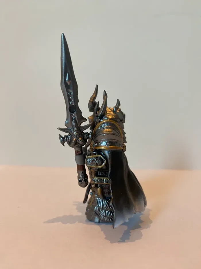Figurine type lego le Roi Liche. world of Warcraft - photo numéro 2