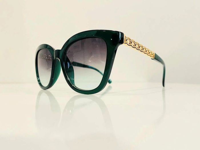 Lunette de soleil femme cats vertes bras en chaîne dorée UV protection catégorie 2