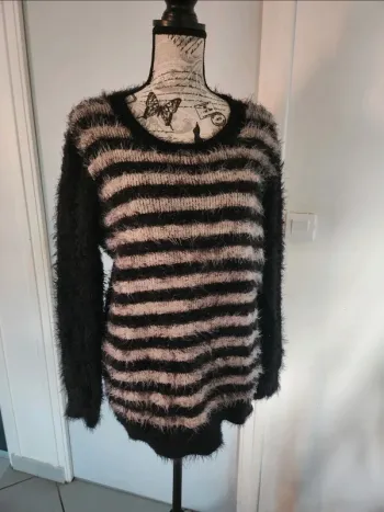 Superbe Pull tout doux à poils Gris et Noir de taille 42