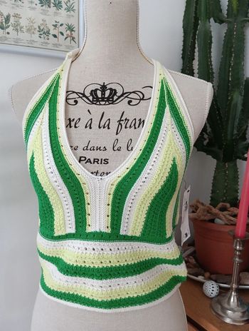 Top crochet en coton vert et blanc à accrocher au cou