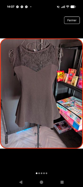 Haut Peplum Noir - Dentelle & Effet Gauffré en parfait état