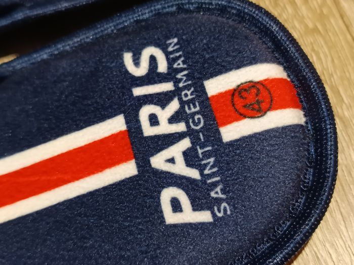 Pantoufles  Mixte PSG 🩷 - photo numéro 3