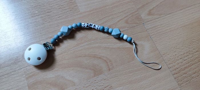 Attache tétine gris