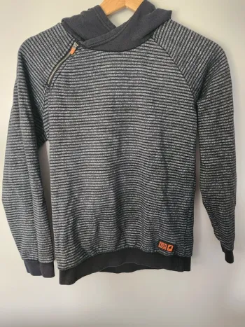 Pull à capuche taille 12 ans Gemo bon état noir et gris à rayures