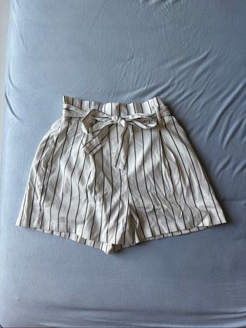 Short taille haute rayé blanc et noir Bershka