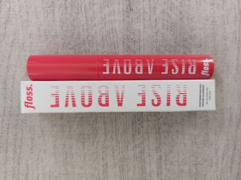 Mascara noir Floss rise above allongeant