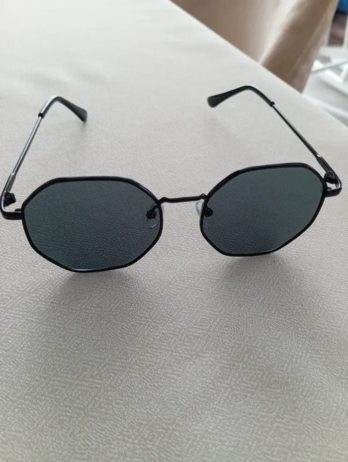 Paire de lunettes noires - photo numéro 3