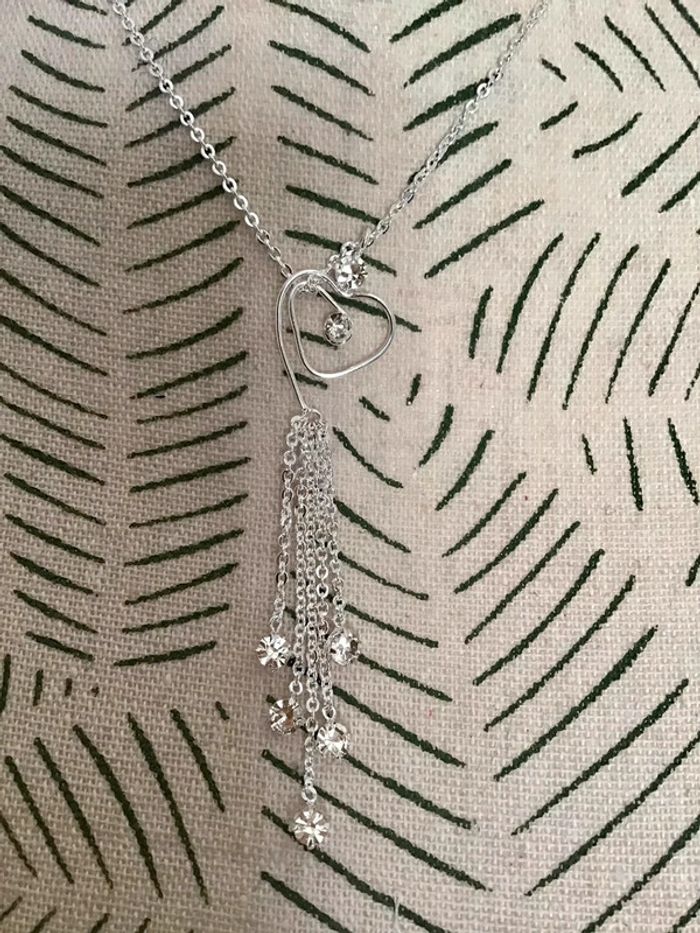 Très joli collier pendentif cœur avec chaînette et strass argenté