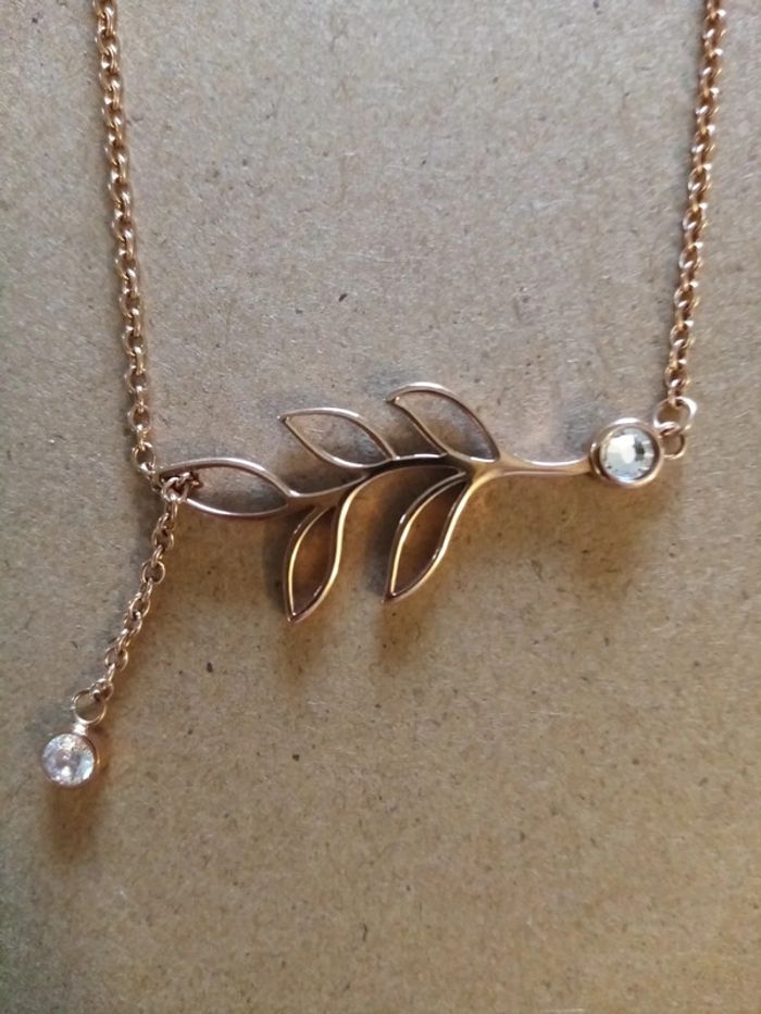 Chaine et pendentif feuille  magnétiques