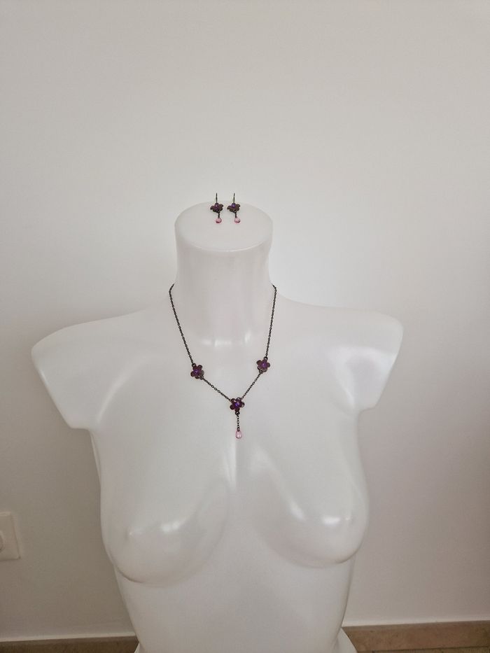 Parure collier et ses boucles d'oreilles à fleurs