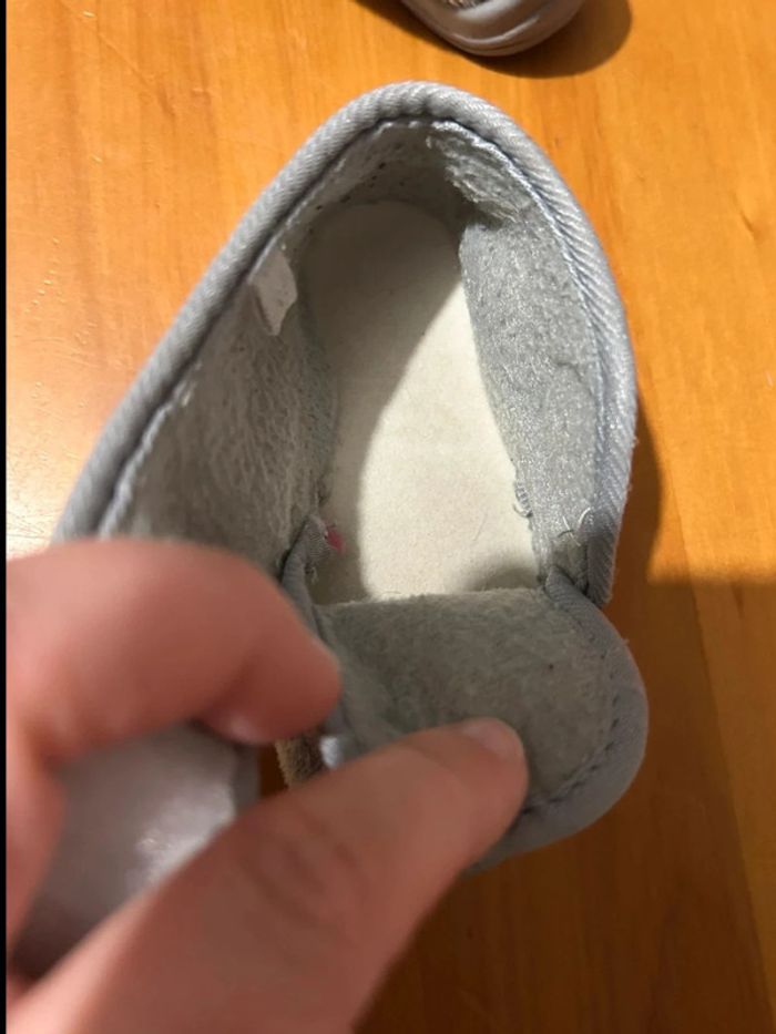 Lot de 2 paires de chaussons 21/22 en très bon état - photo numéro 6