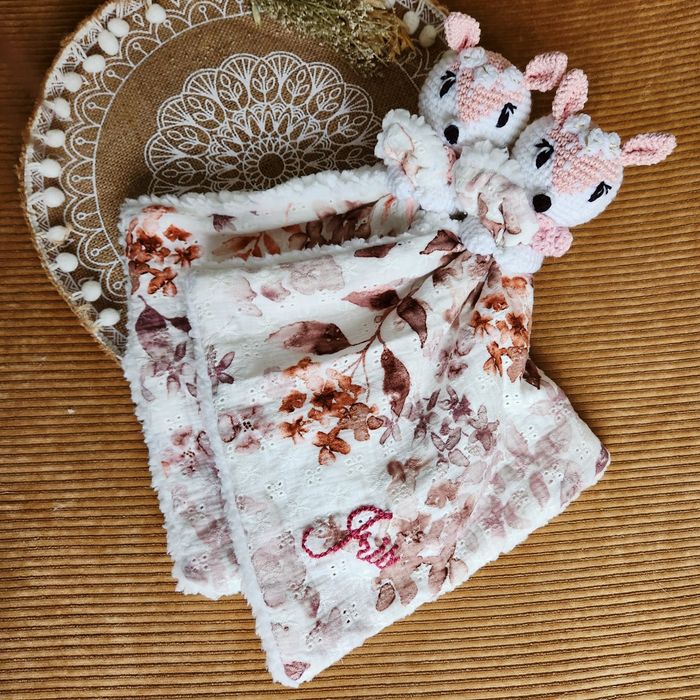 Doudou câlin lange Huguette la Bichette en crochet fait main cadeau de naissance anniversaire personnalisable - photo numéro 3