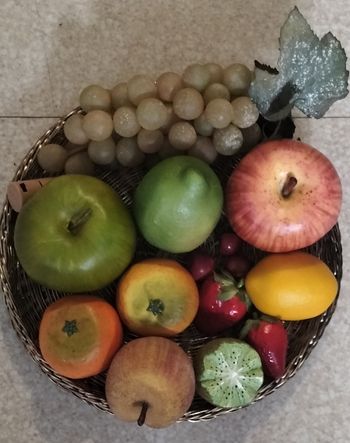 Panier de faux fruits
