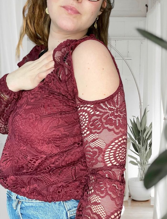 Blouse en dentelle bordeaux avec épaules découvertes Hollister taille XS très bon état - photo numéro 4