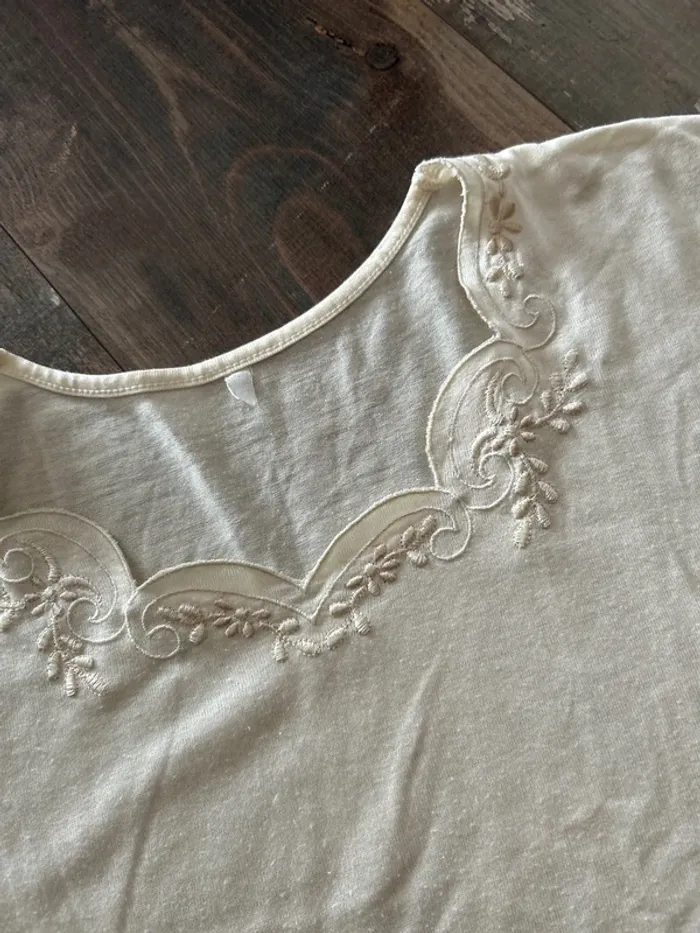 Tee shirt crème col vintage - photo numéro 4
