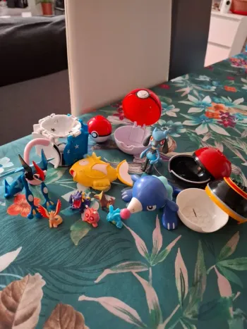 Magnifique lot de pokeball avec figurine