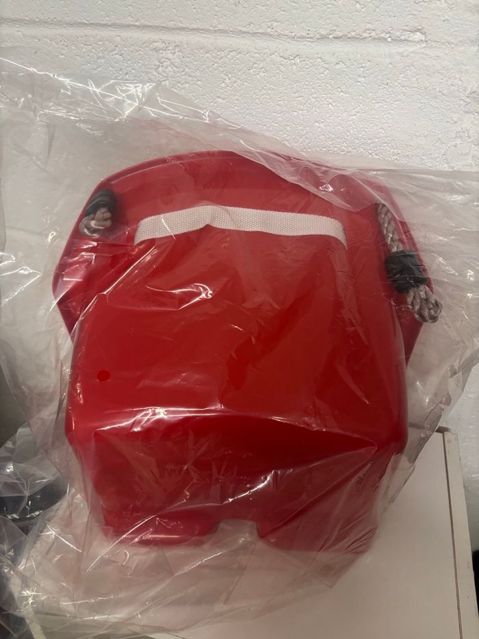 Balançoire rouge neuve - photo numéro 2