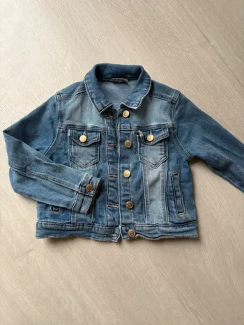 Veste en jean tape à l’œil