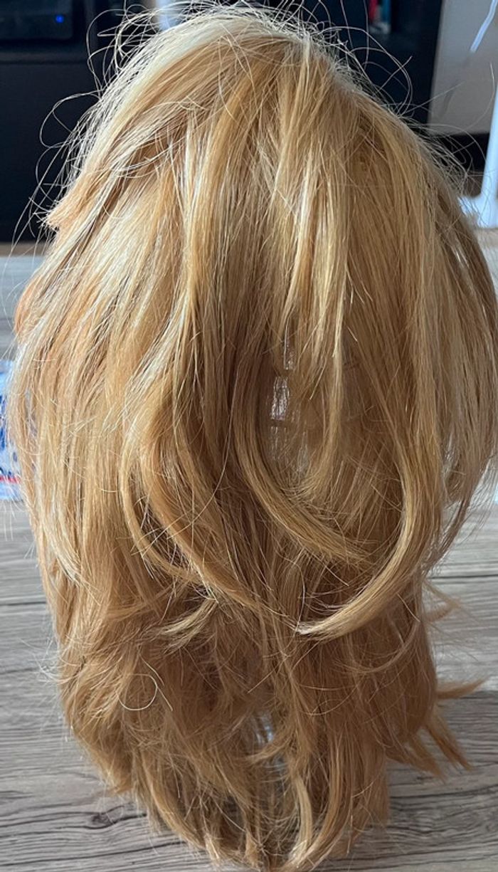 Perruque blonde courte en fibre Kanekalon – effet naturel/ belle couleur - photo numéro 4