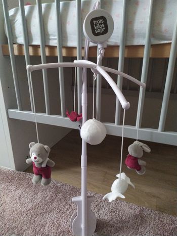 Jouet d'éveil sur support mobile