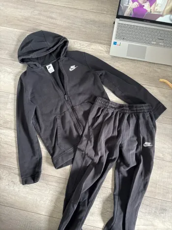 ensemble, Nike noir