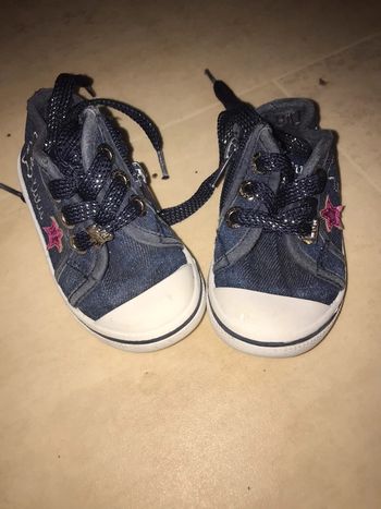 Basket bébé fille bleue taille 21 marque lulucastagnette très bon état .