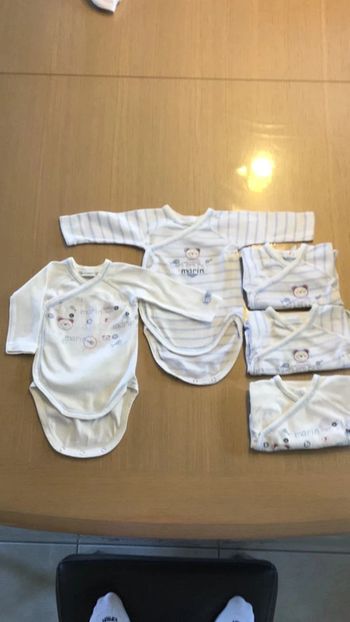 Lot de 5 bodies absorba 1 mois