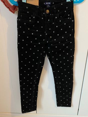 Pantalon fille de couleur noir avec des étoiles de marque kiabi et de taille 5 ans 