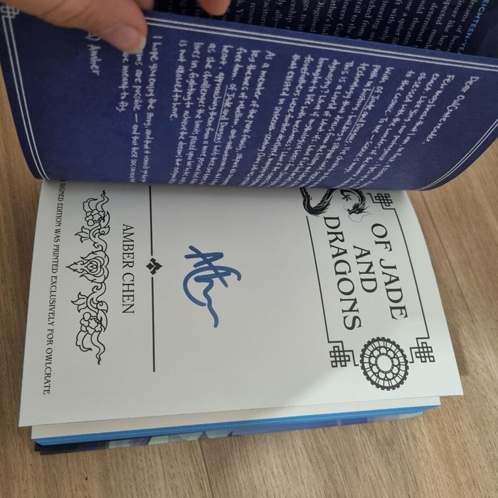 Owlcrate jade and dragon signed + Goodies - photo numéro 5
